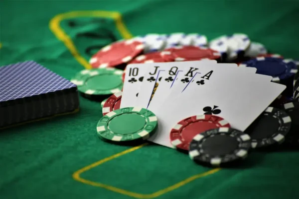 Phân Biệt Xì Tố Và Poker: Điểm Giống Và Khác Nhau 